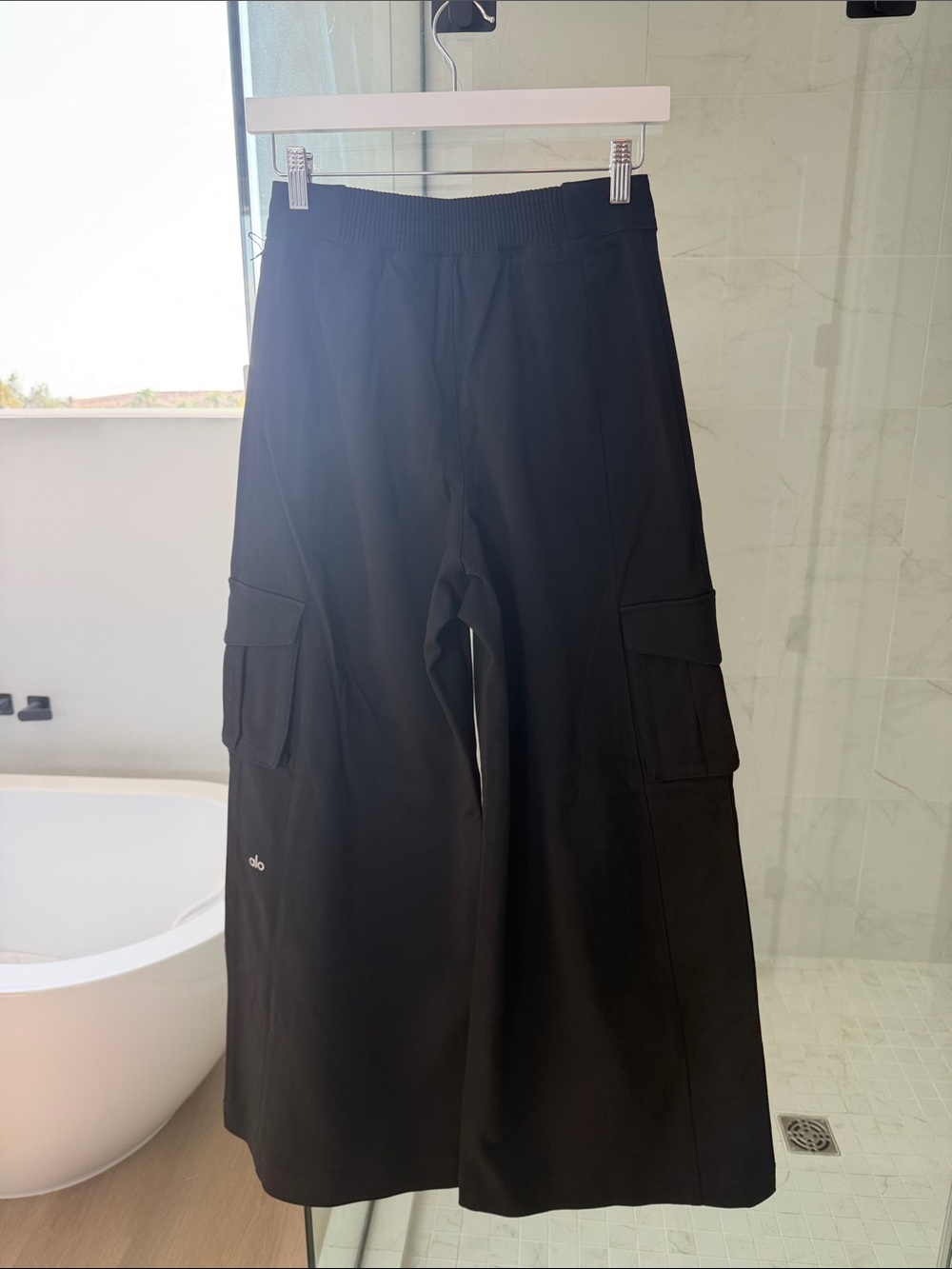 Alo Show Off Cargo Wide Leg Trouser (Long) - Black - Small - Picture 7 of 11